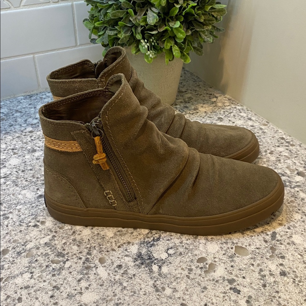 Sperry Crest Zone dark olive suede booties women’s size 8.5